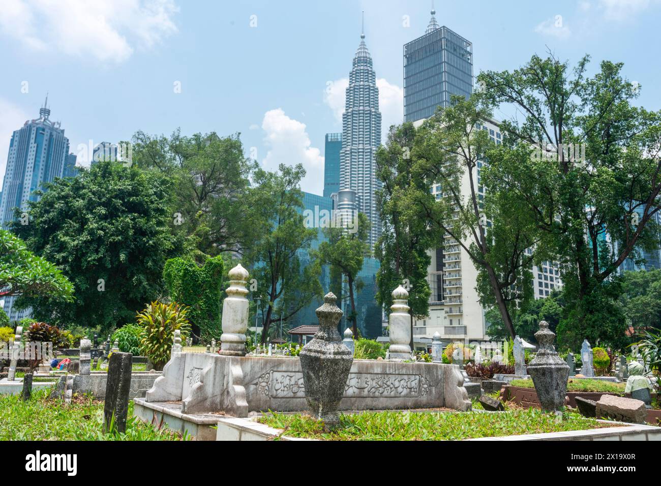 Versteckt in der Nähe von Jln Ampang und getrennt von Kampung Baru durch eine Autobahn ist eines der ältesten muslimischen Grabstätten von KL. Es ist beschattet von riesigen Banyans und Regen Stockfoto