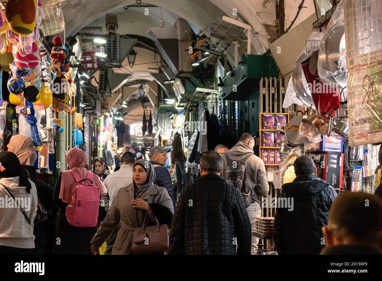 Jerusalem, Israel – 24. Februar 2023: Die Menschen kaufen und schlendern in den engen Gassen des muslimischen Viertels in der Altstadt von Jerusalem. Stockfoto