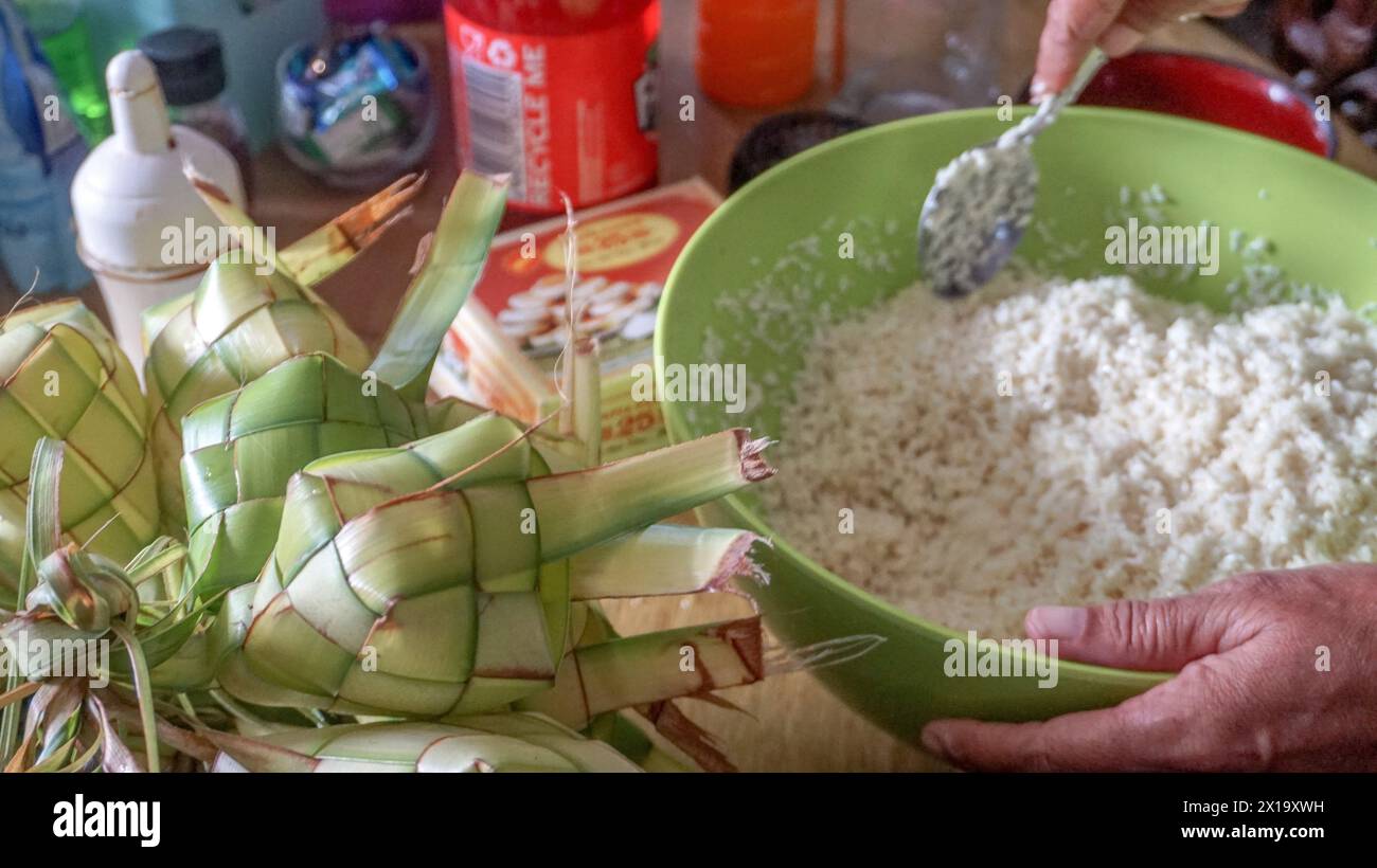 Ketupat oder Reisknödel ist ein traditionelles indonesisches Essen, das auf Eid serviert wird Stockfoto