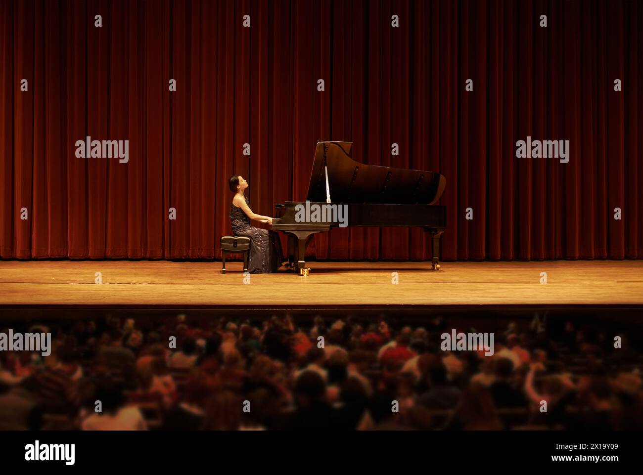 Klassik, Konzert und Frau mit Klavier auf einer Bühne für Aufführung, Unterhaltung und Talentshow. Musiker, kreativer Künstler und spielender Mensch Stockfoto