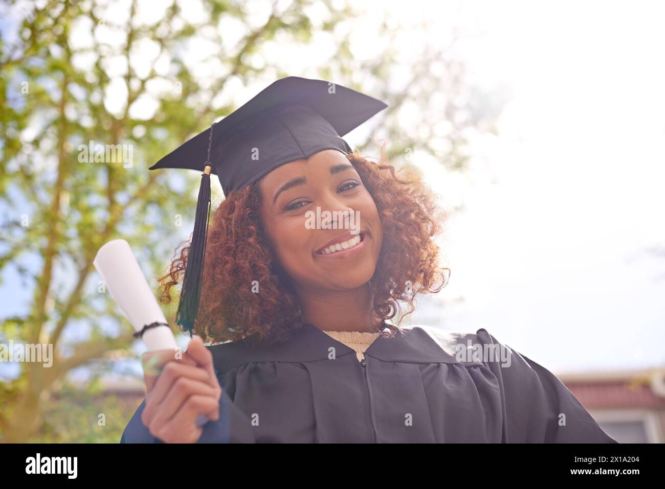 Student, Absolvent und Porträt einer Frau mit Diplom für Qualifikation, Ausbildung und Abschluss am Abschlusstag. Weibliche Person, Universitätsjugend und Stockfoto