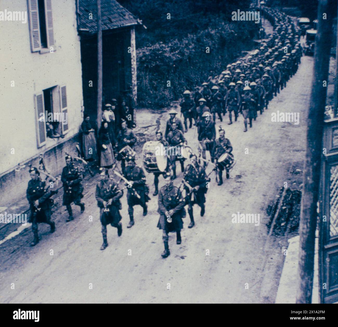 Schottische Truppen marschieren zu den Gräben im 1. Weltkrieg, Frankreich 1916 Stockfoto