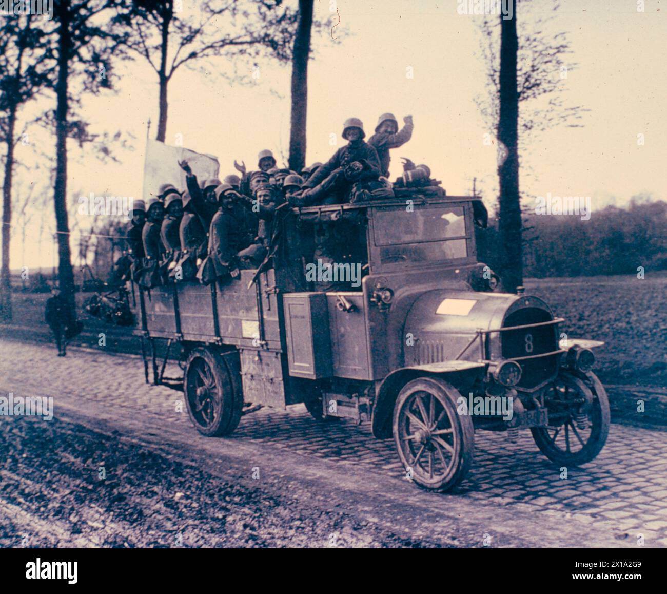 Deutsche Truppen in einem LKW auf dem Weg zur Kriegsfront, Frankreich 1. Weltkrieg 1918 Stockfoto
