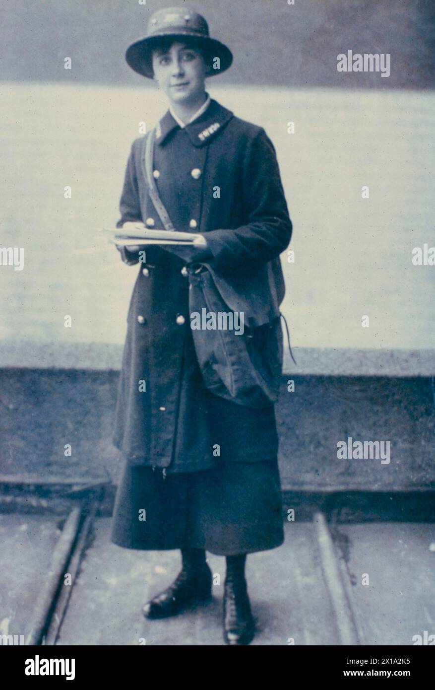 Britische Postfrau während des 1. Weltkriegs, England 1917 Stockfoto