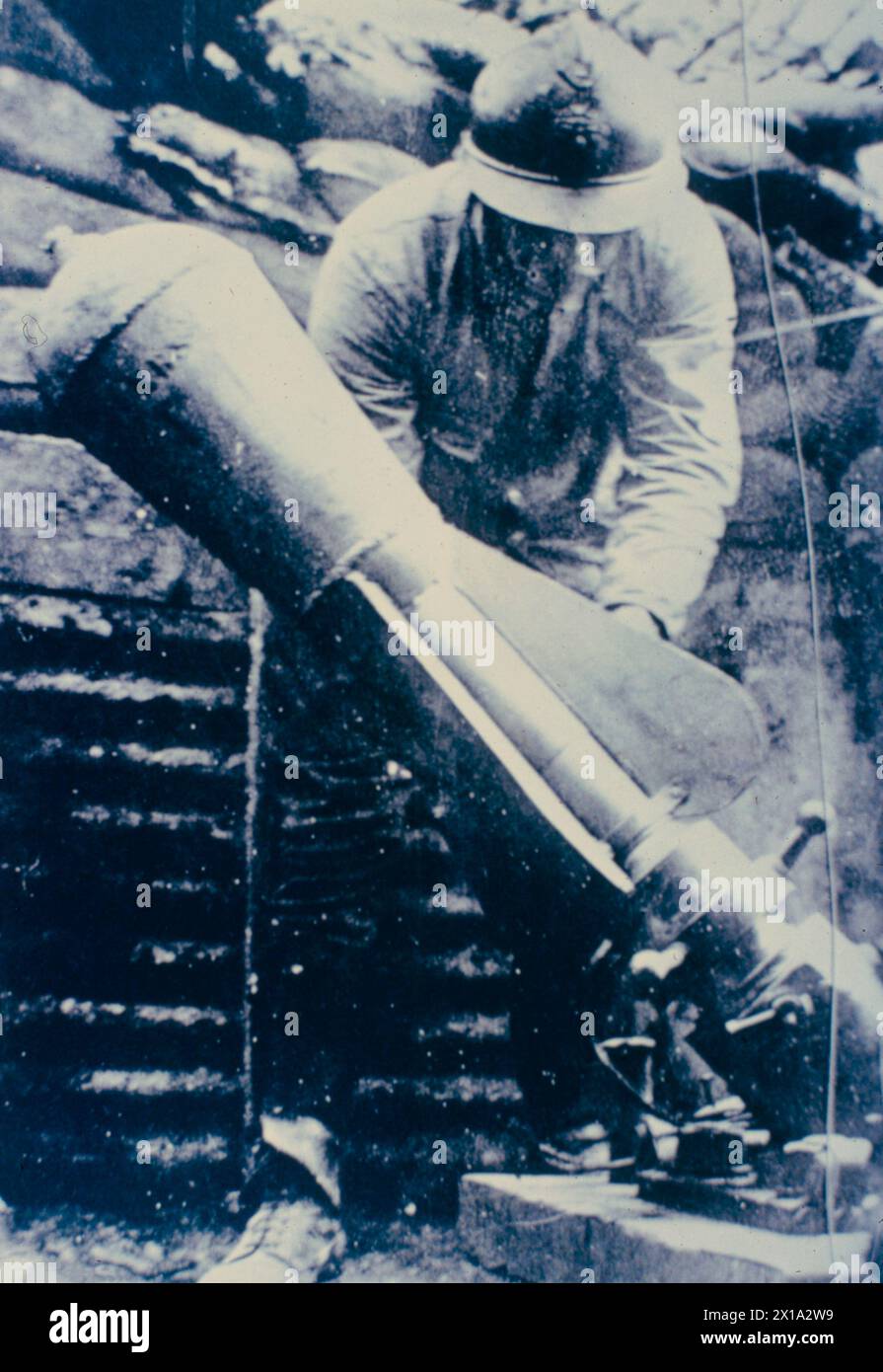 Französischer Soldat mit Grabenmörtel, 1. Weltkrieg 1917 Stockfoto