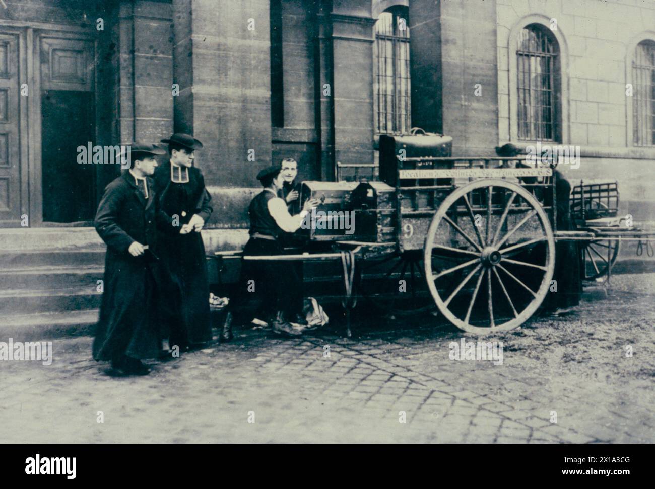 Priester beobachten, wie ihre Koffer auf einen Wagen geladen werden, während sie Frankreich nach antiklerikalen Maßnahmen verlassen, 1904 Stockfoto