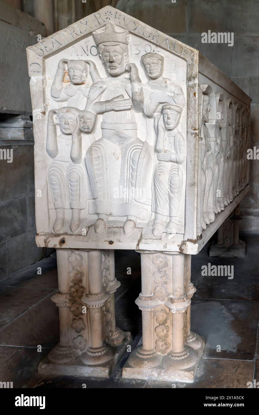 Das Grab von Königin Urraca im Königlichen Pantheon (Panteao Real). Das Kloster Alcobaca, Portugal. Stockfoto