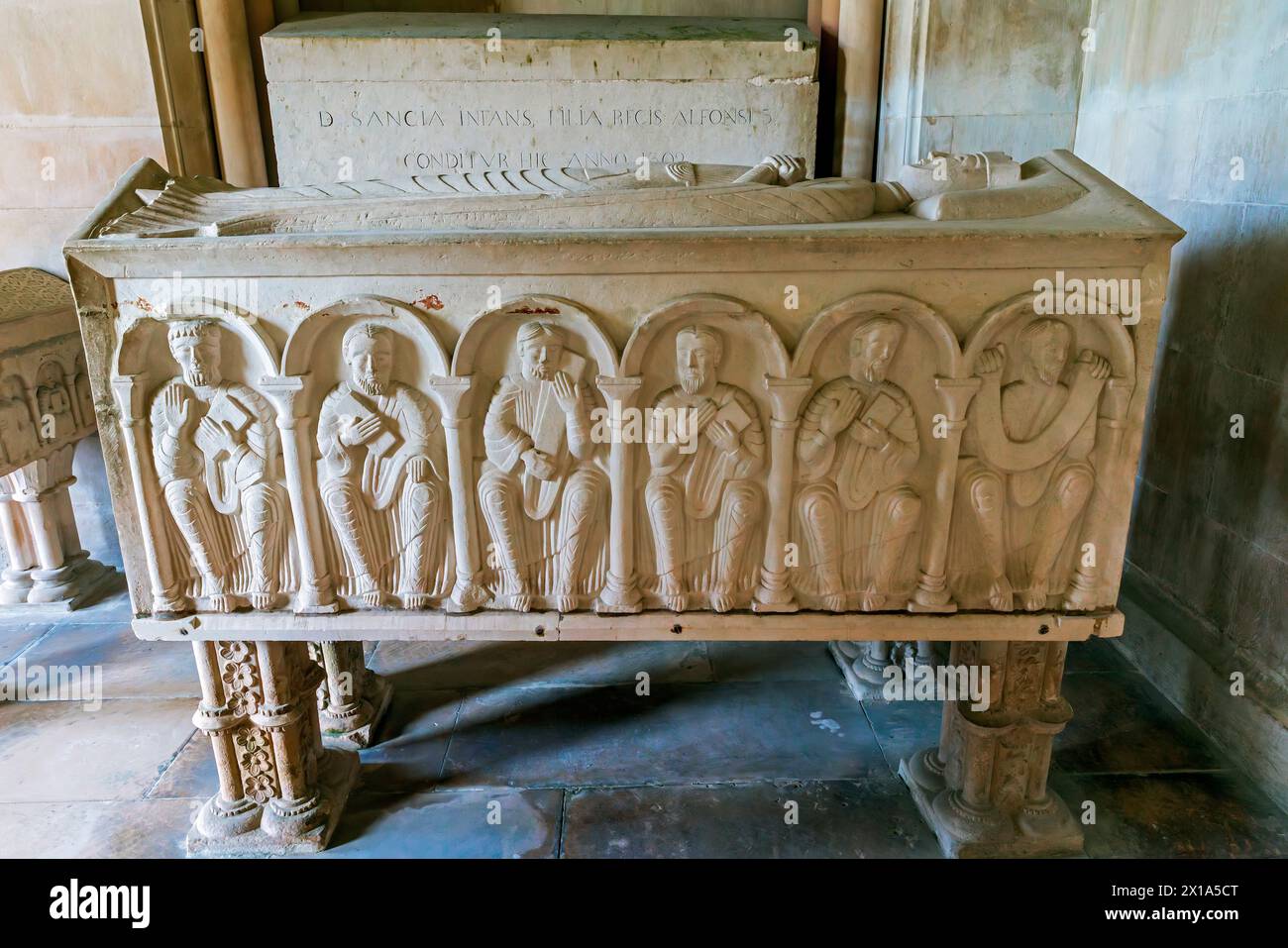 Das Grab von Königin Urraca im Königlichen Pantheon (Panteao Real). Das Kloster Alcobaca, Portugal. Stockfoto