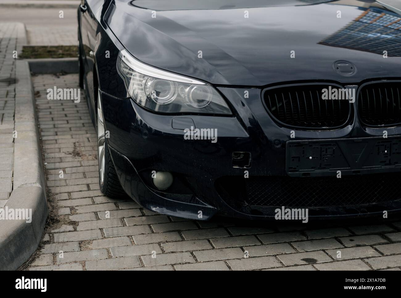 Minsk, Weißrussland, 16. April 2024 - Vorderansicht deutscher Luxuswagen BMW ohne Logo auf dem Parkplatz Stockfoto