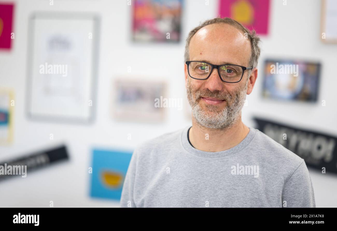 08. April 2024, Niedersachsen, Lüneburg: Timm Duffner, Geschäftsführer der HEYHO GmbH. Eine Karriere in Drogen oder Gefängnissen führt oft zu Arbeitslosigkeit. Ein Sozialunternehmen in Lüneburg will beweisen, dass es einen anderen Weg gibt. Foto: Philipp Schulze/dpa Stockfoto