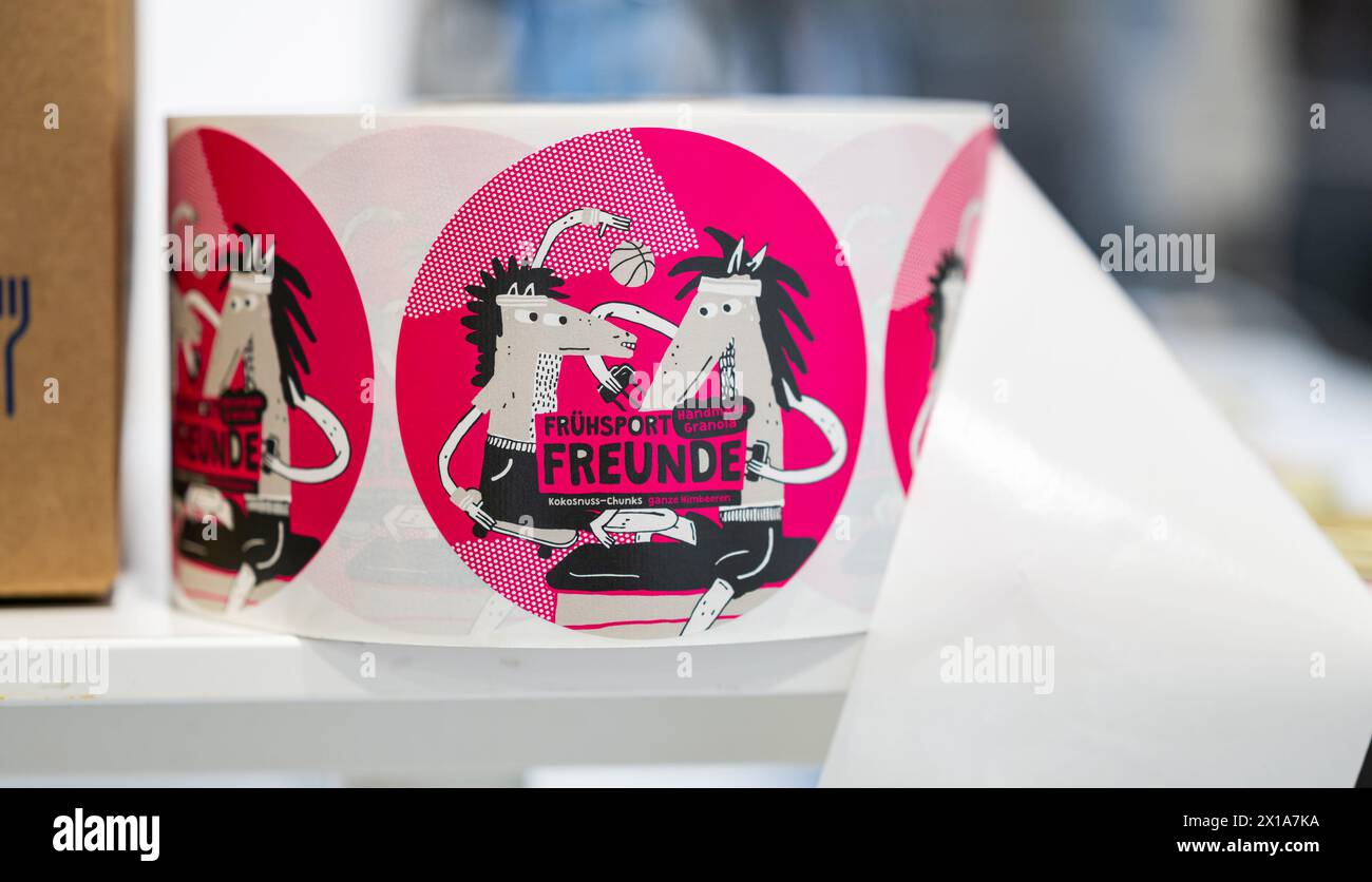 08. April 2024, Niedersachsen, Lüneburg: Etiketten der HEYHO GmbH müsli. Eine Karriere in Drogen oder Gefängnissen führt oft zu Arbeitslosigkeit. Ein Sozialunternehmen in Lüneburg will beweisen, dass es einen anderen Weg gibt. Foto: Philipp Schulze/dpa Stockfoto