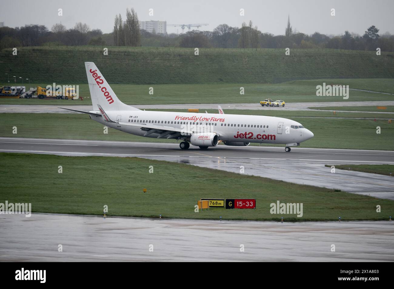 Jet2 Boeing 737-8AS landet bei nassem Wetter am Flughafen Birmingham, Großbritannien (OM-JEX) Stockfoto