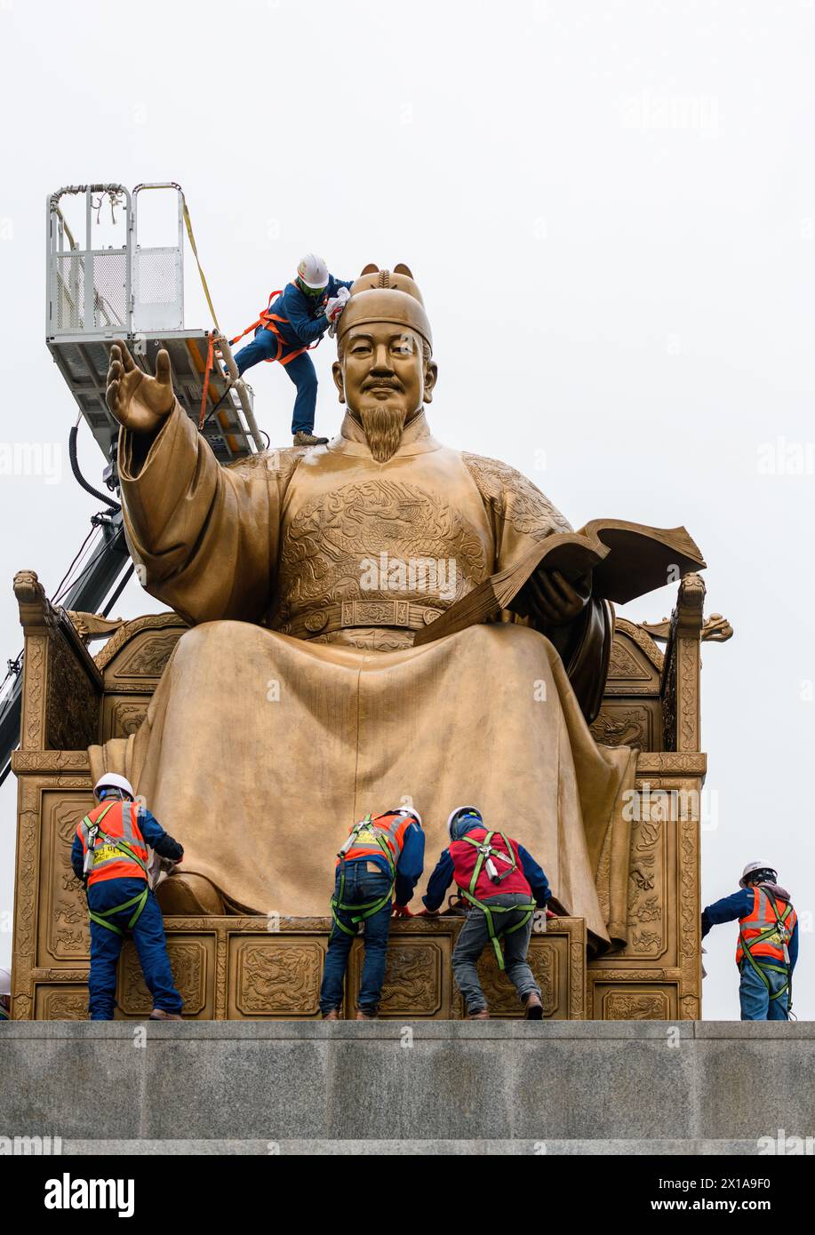 Seoul, Südkorea. April 2024. Arbeiter reinigen die Statue von Sejong dem Großen am Gwanghwamun Square in der Innenstadt von Seoul. Sejong der große (10. April 1397 bis 17. Februar 1450) war der vierte Monarch der Joseon-Dynastie (1392–1910) in Korea. Er gilt als einer der größten Herrscher der koreanischen Geschichte und wird 1446 als Erfinder des koreanischen Alphabets Hangul in Erinnerung gerufen. (Foto: Kim Jae-Hwan/SOPA Images/SIPA USA) Credit: SIPA USA/Alamy Live News Stockfoto