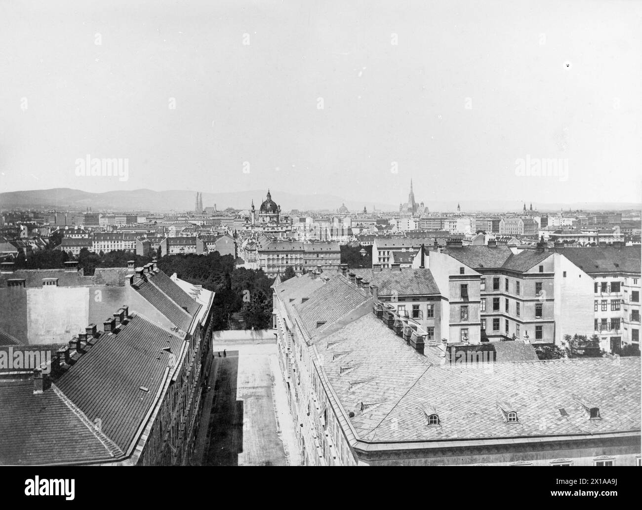 Wien 4, Argentinierstraße (Argentinier Straße), Blick vom Turm der Pfarrkirche St. Elisabeth auf der Wied Richtung Kirche St. Karl: Vor dem Durchbruch der Straße durch das Gebiet des Theresianums und des Rothschildparkes, 1878 - 18780101 PD0095 - Rechteinfo: Rights Managed (RM) Stockfoto