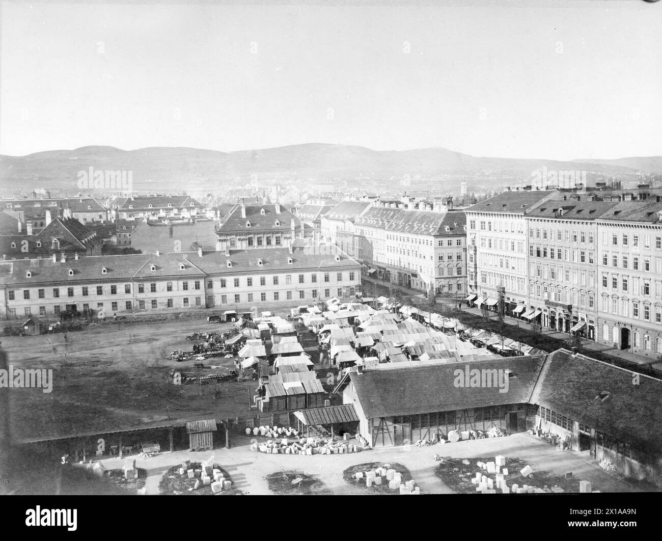 Wien 9, Waehringerstraße 14ff, Blick um die Kreuzung mit der Berggasse (Berggasse) von der im Bau befindlichen Votivkirche von, links (die linke) vorne bis zur Schwarzspanierstraße (Schwarzspanier Straße) ungehindert, hier anstelle der heutigen Anatomie die Königliche Ordnanzfabrik, 1878 - 18780101 PD0094 - Rechteinfo: verwaltete Rechte (RM) Stockfoto