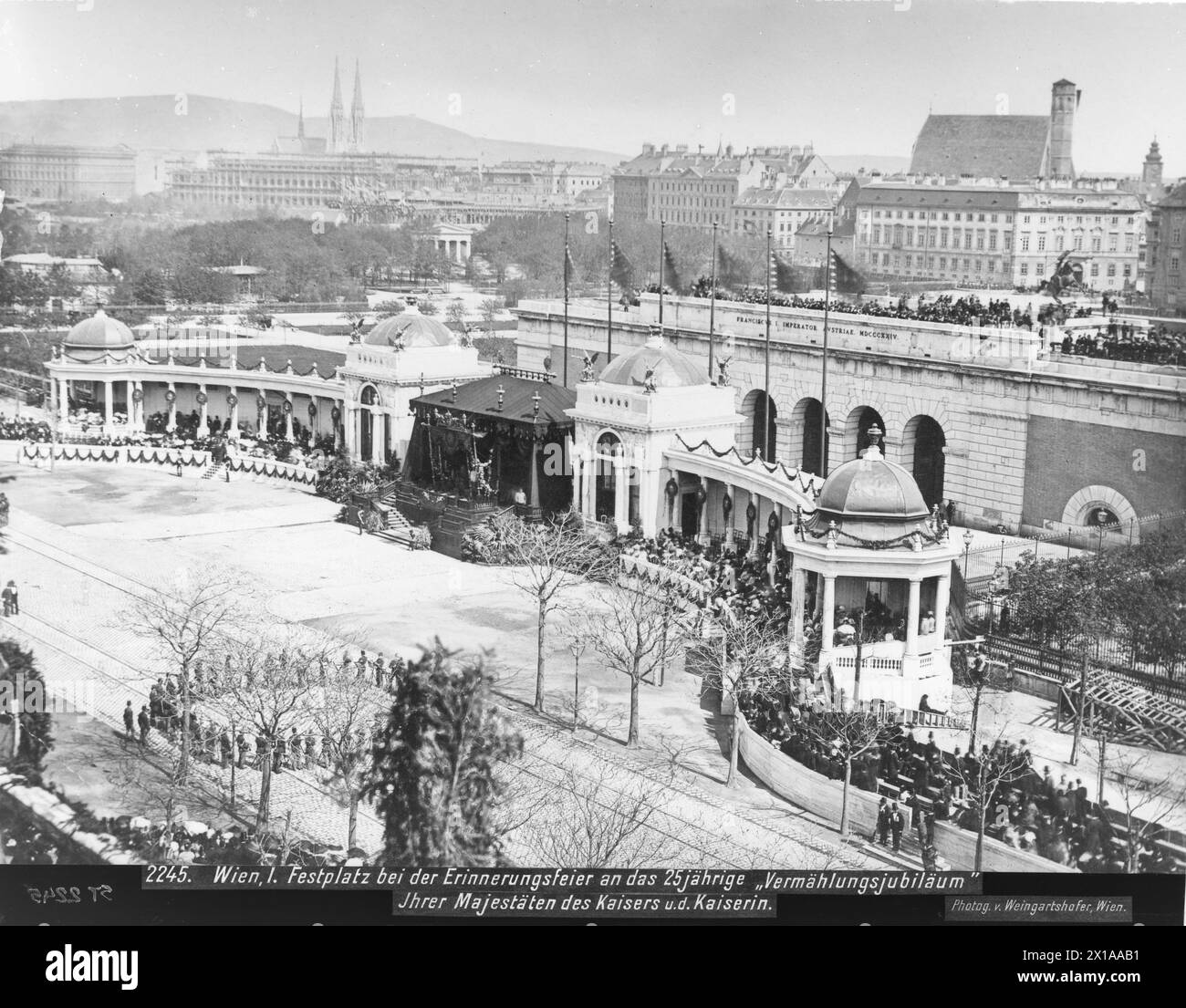 Wien 1, Messegelände vor dem äußeren Schlosstor, der Hof und Galerien Gäste in Erwartung des Makart-Festzugs (Parade zum Silberjubiläum von Franz Josef und Elisabeth). Blick von höherer Position (Kunsthistorisches Museum), 27.04.1879 - 18790427 PD0001 - Rechteinfo: Rights Managed (RM) Stockfoto