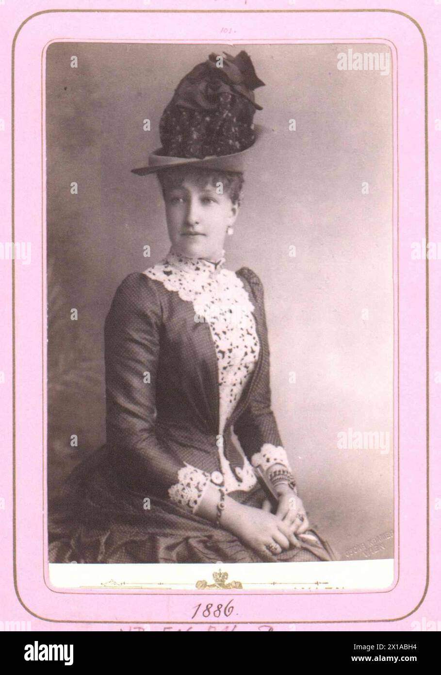 Stephanie, Kronprinzessin von Österreich, Bild mit Hut. Carte de cabinett Größe. Marketing durch Oskar Shopkeeper, Wien, 1886 - 18860101_PD0190 - Rechteinfo: Rights Managed (RM) Stockfoto