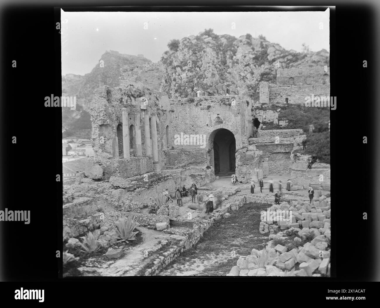 Das antike Welttheater / Theater in Taormina, Seitenausgang zurück, 1890 - 18900101 PD15153 - Rechteinfo: Rights Managed (RM) Stockfoto