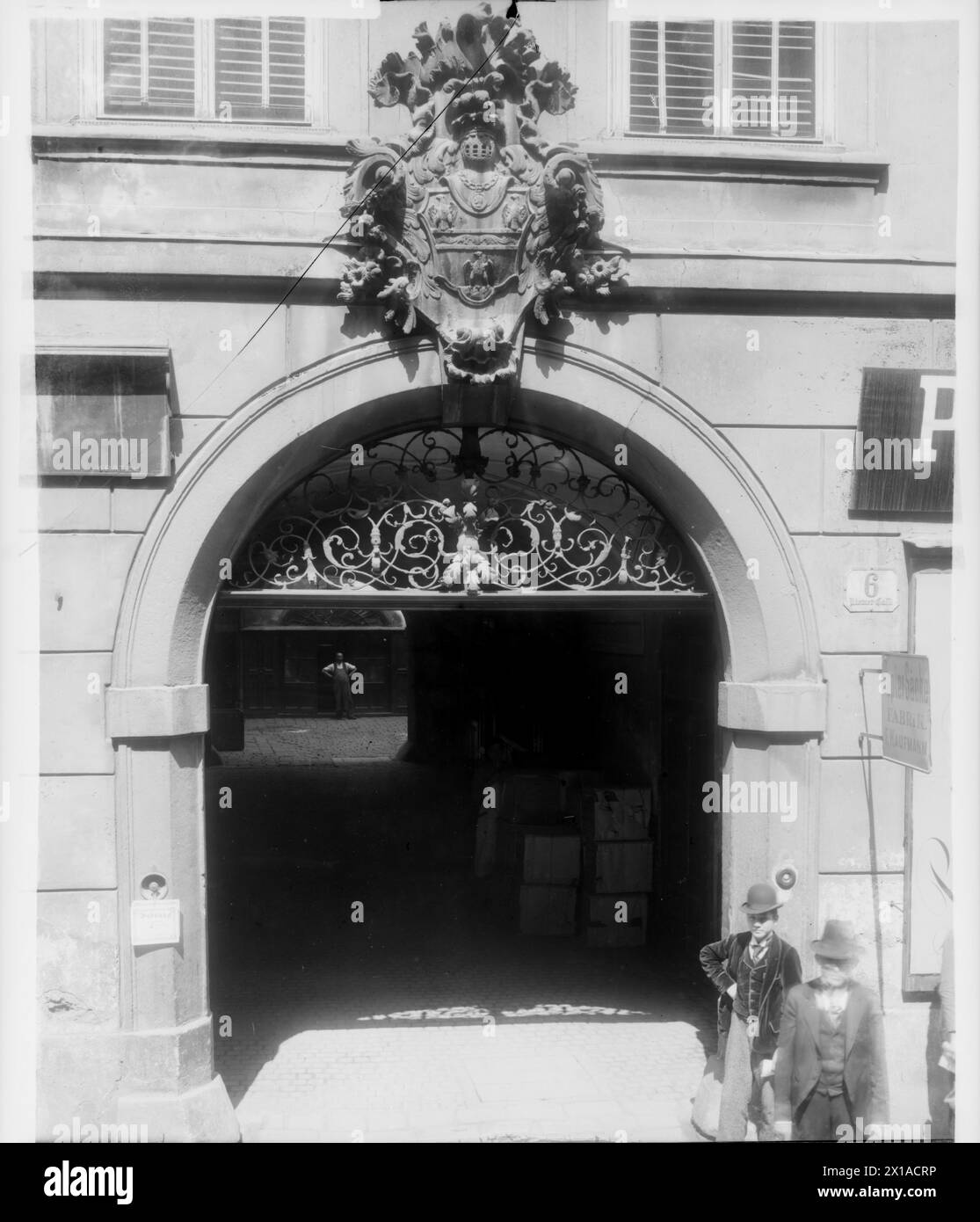 Wien 1, Riemerasse (Riemer Alley) 6, Portal mit schmiedeeisernen Fanlight-Gittern und Rosette. Frontalansicht, 1907 durch neues Haus ersetzt, 1898 - 18980101 PD0590 - Rechteinfo: Rights Managed (RM) Stockfoto