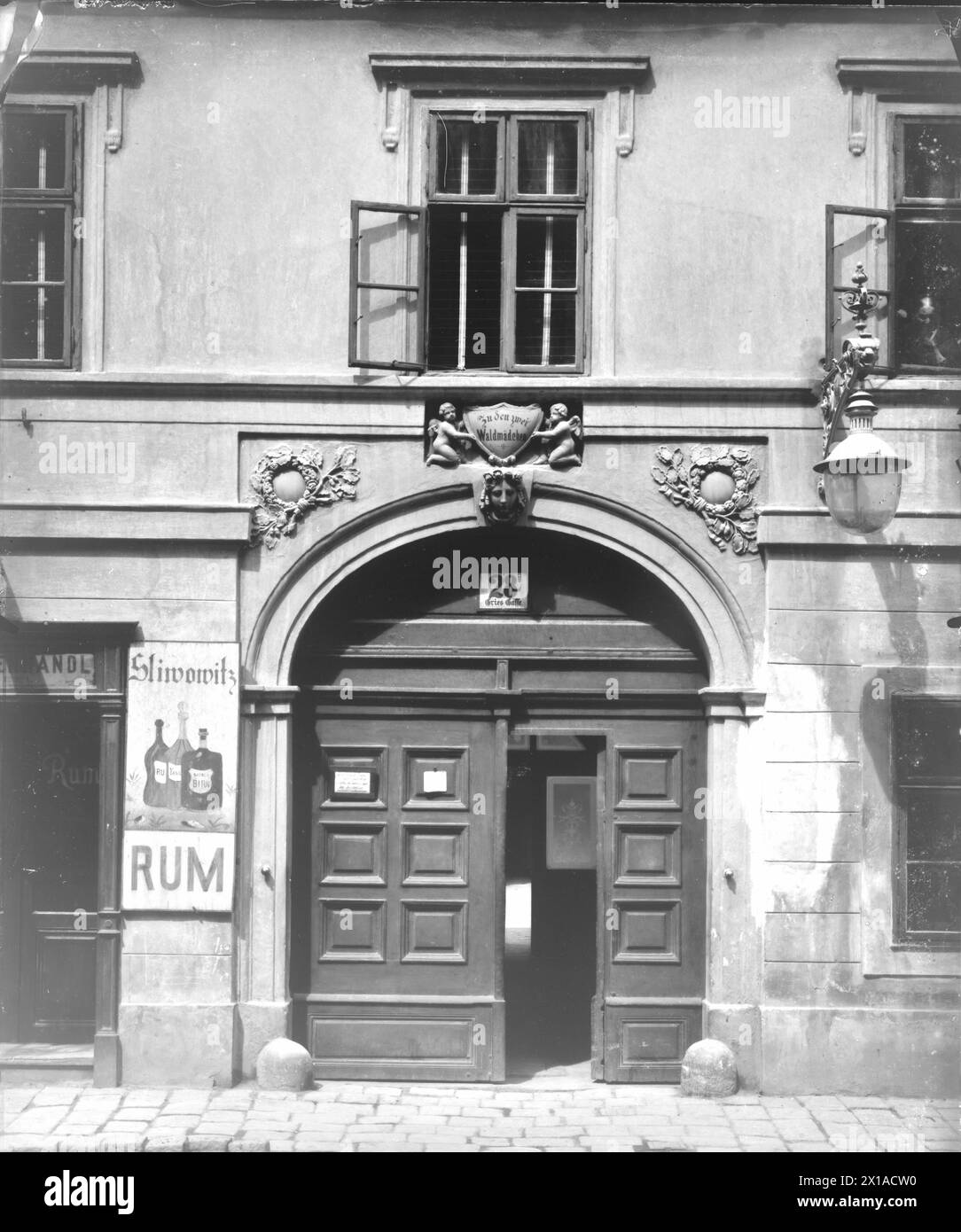 Wien 5, Margarethenstraße (Margarethenstraße) 110, Haus 'zu den zwei Waldmaedchen', Blick auf die Torfront, ehemalige Griesgasse 28?, 1898 - 18980101 PD0607 - Rechteinfo: Rights Managed (RM) Stockfoto