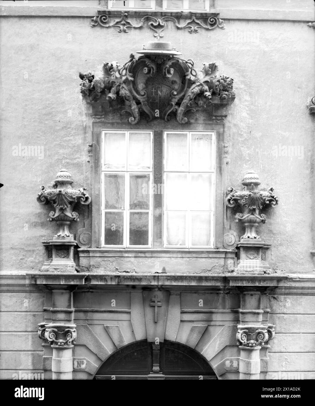 Wien 1, Erzbischofspalais, supraporte mit Bischofsmitre frontal aus dem 1. Stock des gegenüberliegenden Hauses Nr. 1, 1898 - 18980101 PD0743 - Rechteinfo: Rights Managed (RM) Stockfoto