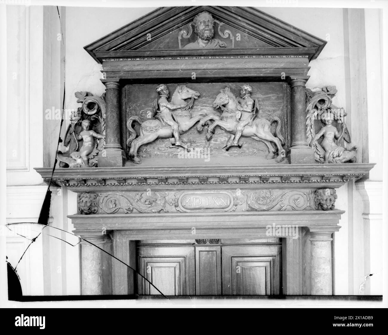 Wien 1, Landhaus, Hof: atrium: Renaissanceportal: Supraporte mit Relief von zwei Rittern auf Pferd. 1571 von John Saphoy (III), 1899 - 18990101 PD0528 - Rechteinfo: Rights Managed (RM) Stockfoto