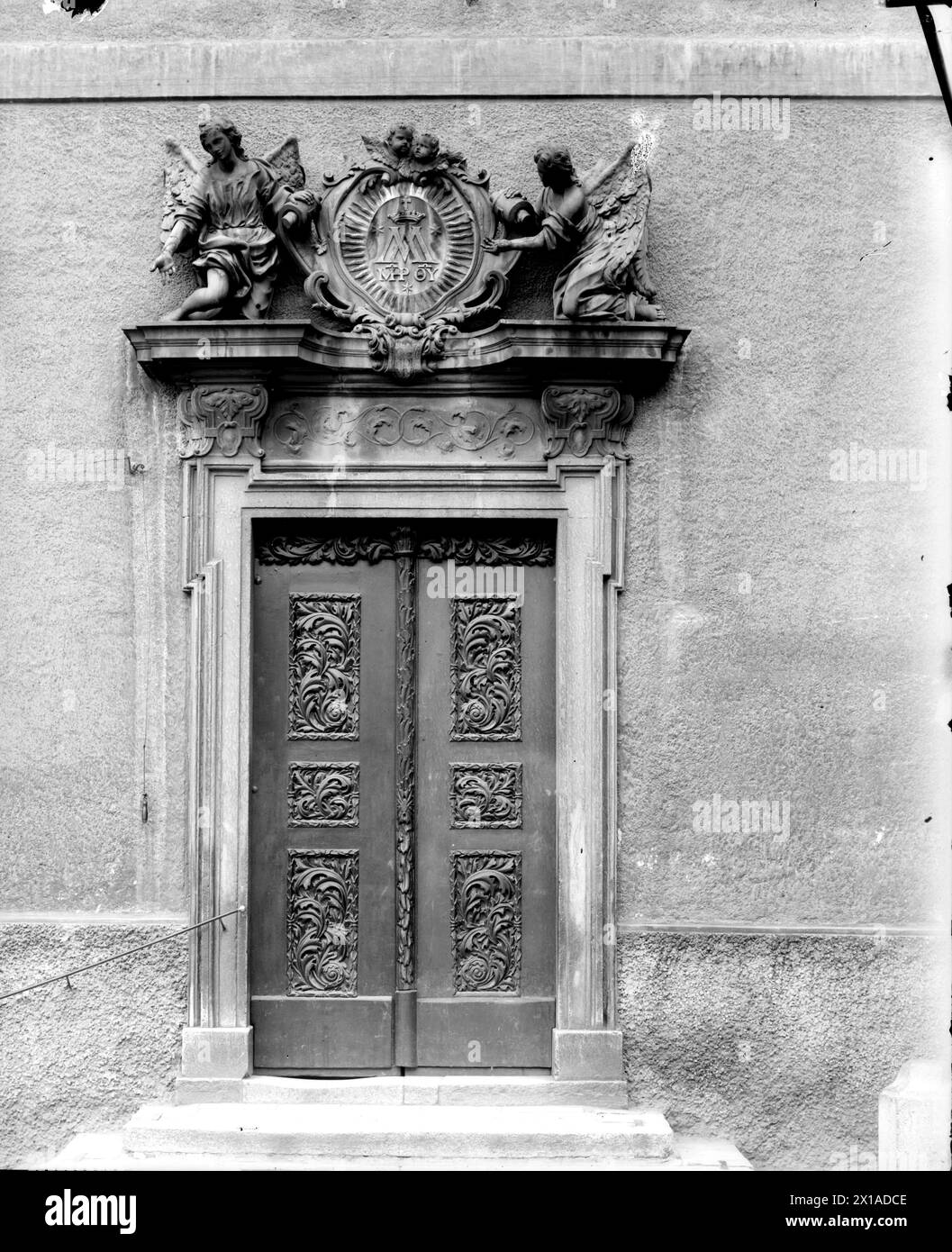 Wien 8, Piaristenkloster, Portal mit geschnitzten Türen und reichen Supraporten (Marienmonogramm), 1899 - 18990101 PD0520 - Rechteinfo: Rights Managed (RM) Stockfoto