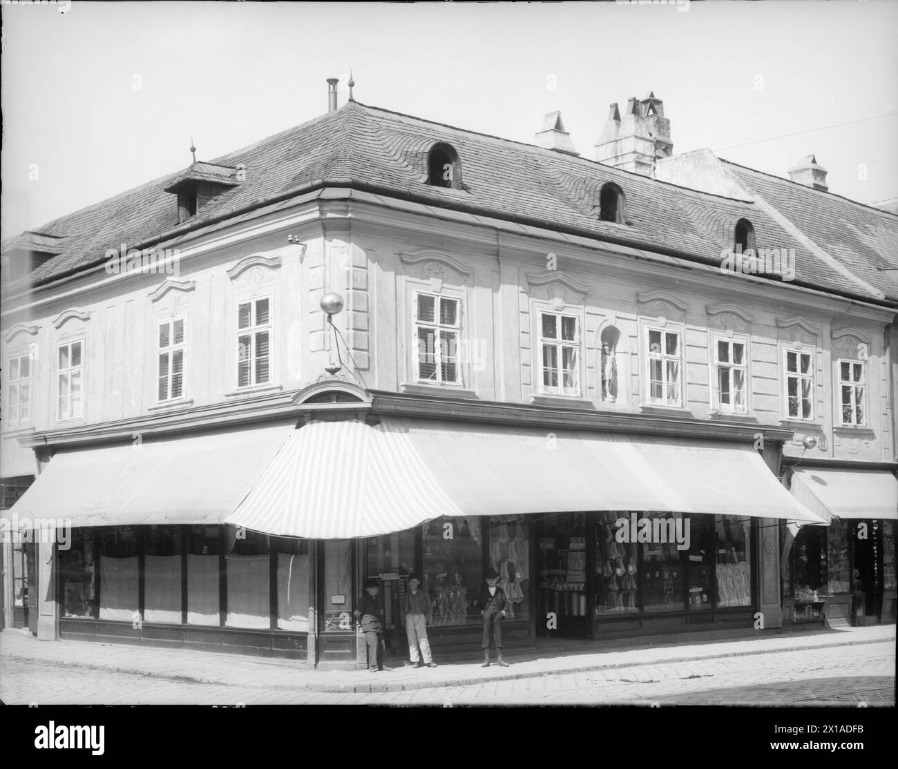 Wien 16, Neulerchenfelderstraße 22, Haus zur blauen Kugel, Blick über die Ecke (Brunnengasse (Brunnen Alley) 50), um 1930 abgerissen, 1899 - 18990101 PD0645 - Rechteinfo: Rights Managed (RM) Stockfoto