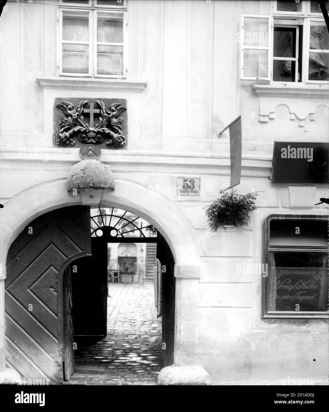 Wien 7, Neustiftgasse (Neustift Alley) 53, Torblick mit Blick in den Hof (Wandbrunnen mit Maske), 1899 - 18990101 PD0736 - Rechteinfo: Rights Managed (RM) Stockfoto