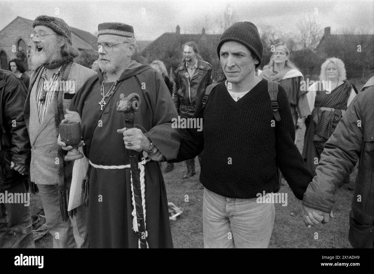 New Age Hippie Druids im Avebury Stone Wiltshire 1990s UK. Avebury ist ein neolithisches Henge-Denkmal mit drei Steinkreisen. Septimius Bron und Mitglieder des British Druid Order, singen Beschwörungen und bilden einen rituellen heiligen Kreis England 1996 HOMER SYKES Stockfoto