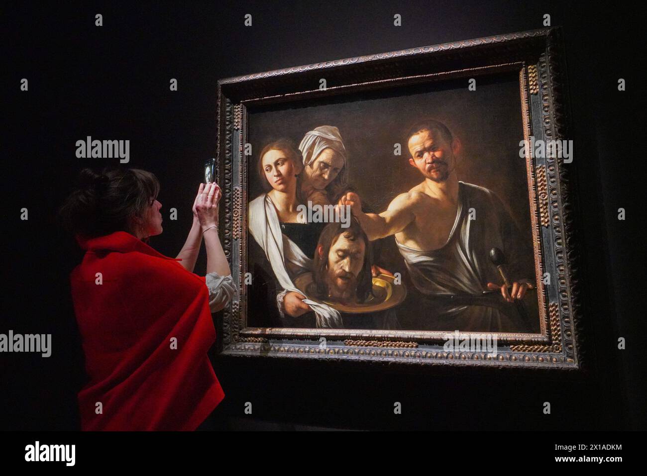 London 16 April 2024 . Salome erhält den Kopf Johannes des Täufers des italienischen Malers Michelangelo Merisi da Caravaggio während der Pressevorschau der letzten Caravaggio-Ausstellung in der National Gallery in London. Die letzte Caravaggio-Ausstellung findet vom 18. April bis 21. Juli 2024 in der National Gallery statt. Credit: amer ghazzal/Alamy Live News Stockfoto