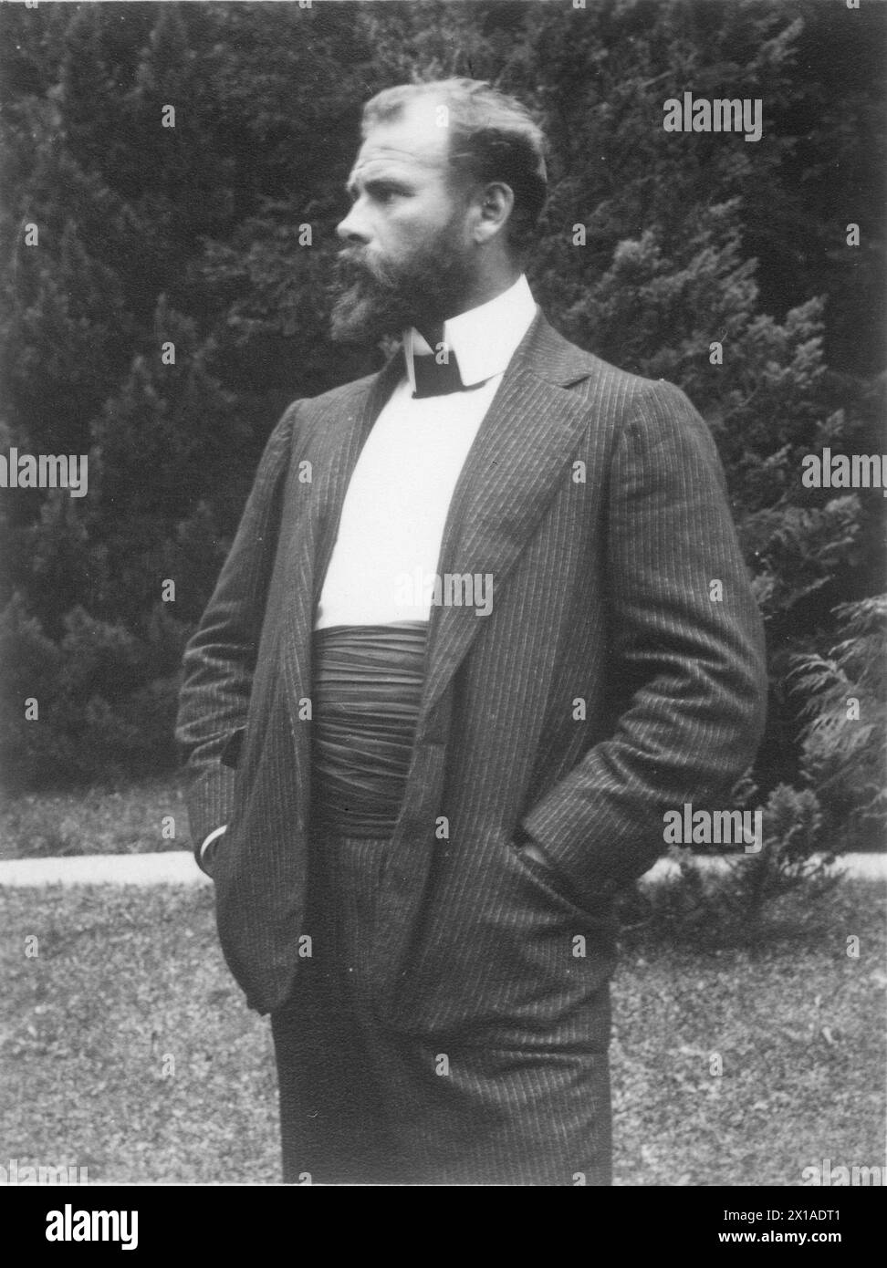 Gustav Klimt, Porträt im Profil mit Anzug. At Unterach am Attersee., 1900 - 19000101 PD55705 - Rechteinfo: Rights Managed (RM) Stockfoto