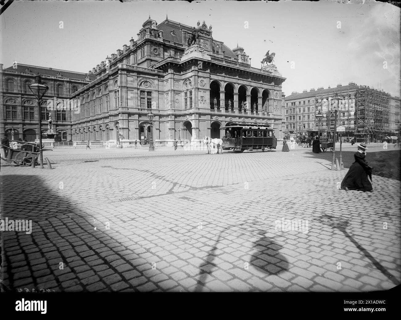 Wien 1, Oper, Blick über den Ring schräg gegenüber von rechts. Horse Bus in the Middle Ground, 1900 - 19000101 PD55758 - Rechteinfo: Rights Managed (RM) Stockfoto