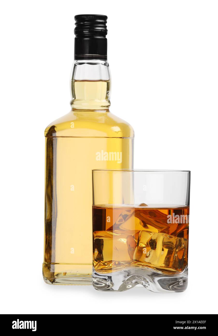 Glas und Flasche Whiskey isoliert auf weiß Stockfoto