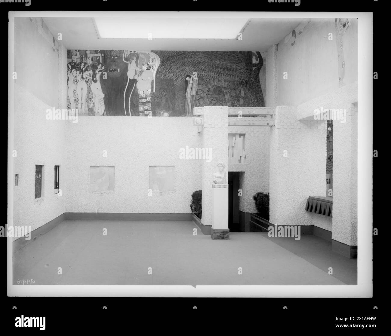 14. Ausstellung der Wiener Secession, linker Seitensaal mit Beethovenfries von Gustav Klimt., 1902 - 19020101 PD2755 - Rechteinfo: Rights Managed (RM) Stockfoto