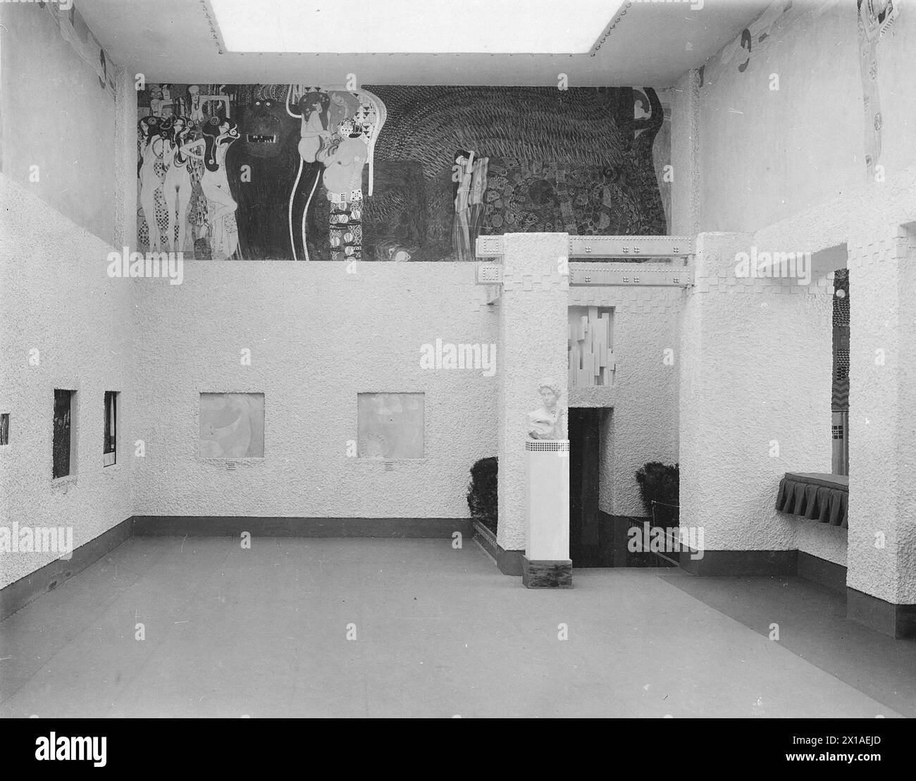 14. Ausstellung der Secession 1902, Showroom mit dem Fresko „die feindlichen Gewalten“ von Gustav Klimt., 01.05.1902 - 19020501 PD0002 - Rechteinfo: Rights Managed (RM) Stockfoto