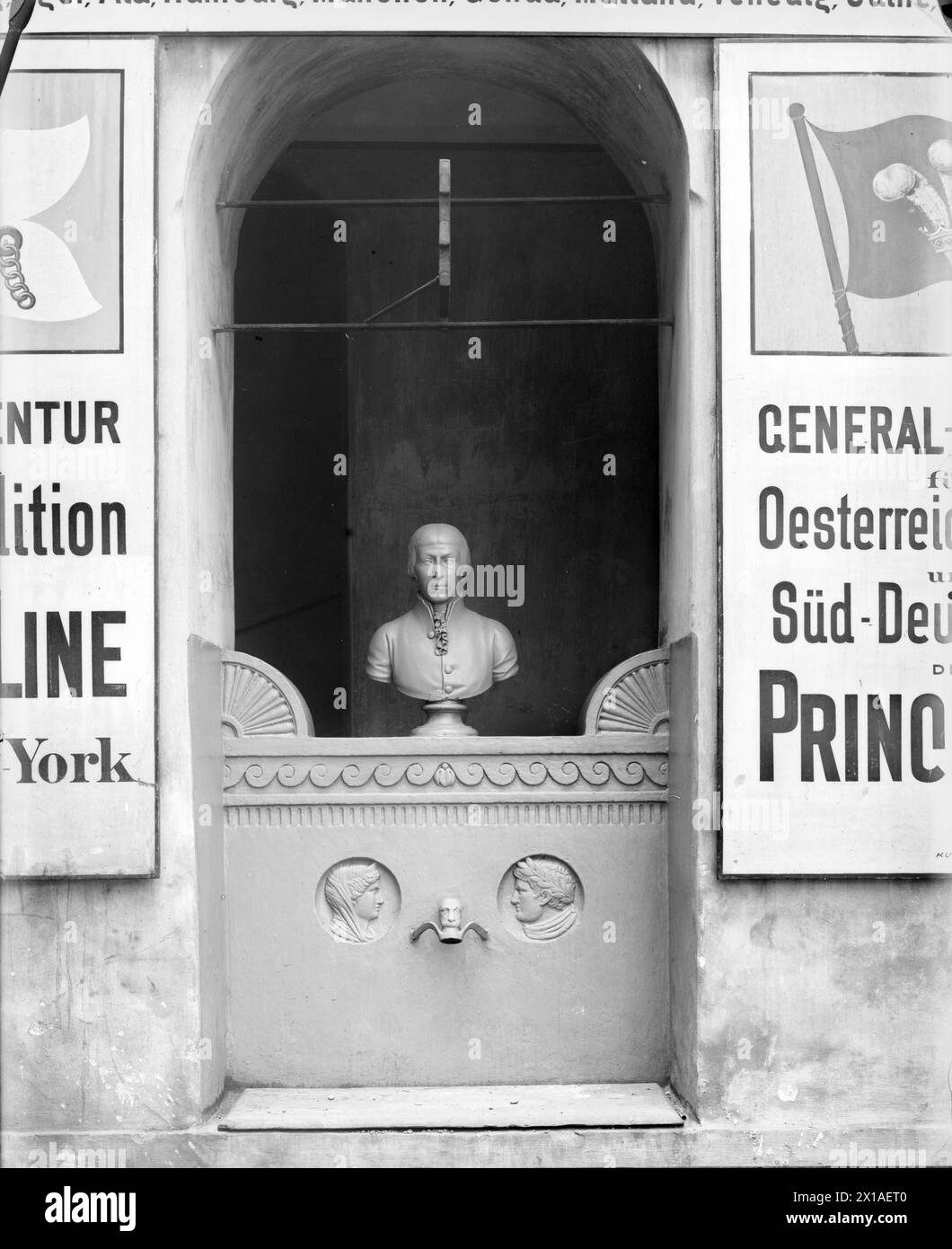 Wien 1, Wollzeile 12, Büste von Adam Albert von Henikstein. Nahaufnahme frontal. Firmenzeichen., 1905 - 19050101 PD1303 - Rechteinfo: Rights Managed (RM) Stockfoto
