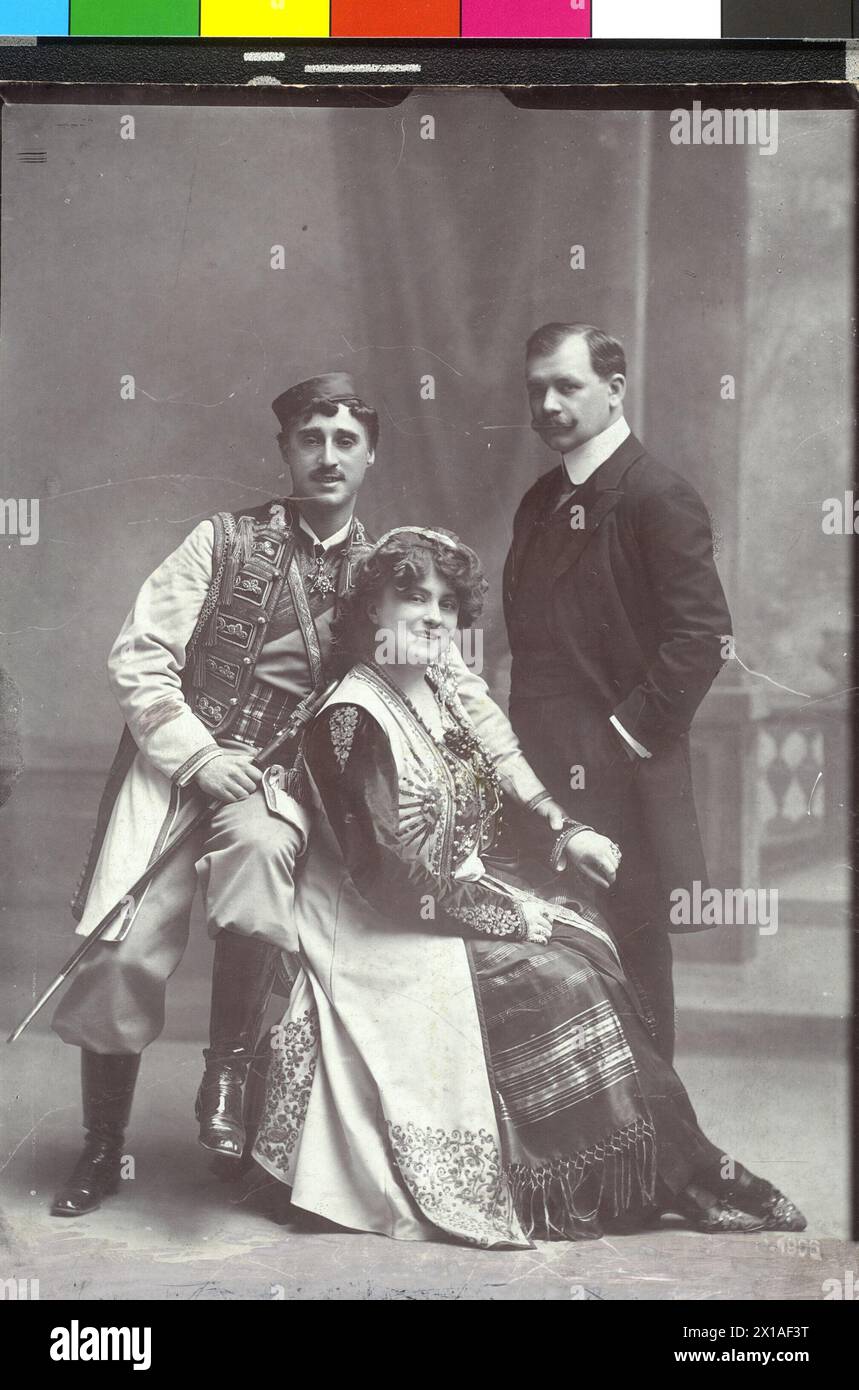 Franz Lehar zusammen mit Theaterakt, Bild zusammen mit Mizzi Günther (Mitte) und Louis Treumann (links), beide in Kostümen., 1906 - 19060101 PD1458 - Rechteinfo: Rights Managed (RM) Stockfoto