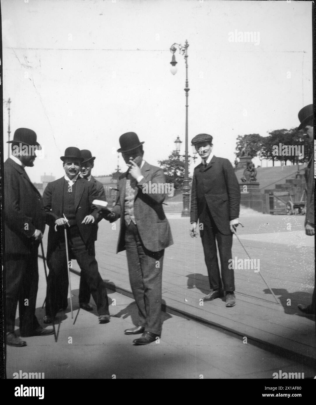 Gustav Klimt und Charles Otto Czeschka, Gustav Klimt (links außen) und Charles Otto Czeschka (rechts außen) und weitere Angaben Person auf der Reise in London 1906., 1906 - 19060101_PD3927 - Rechteinfo: Rights Managed (RM) Stockfoto