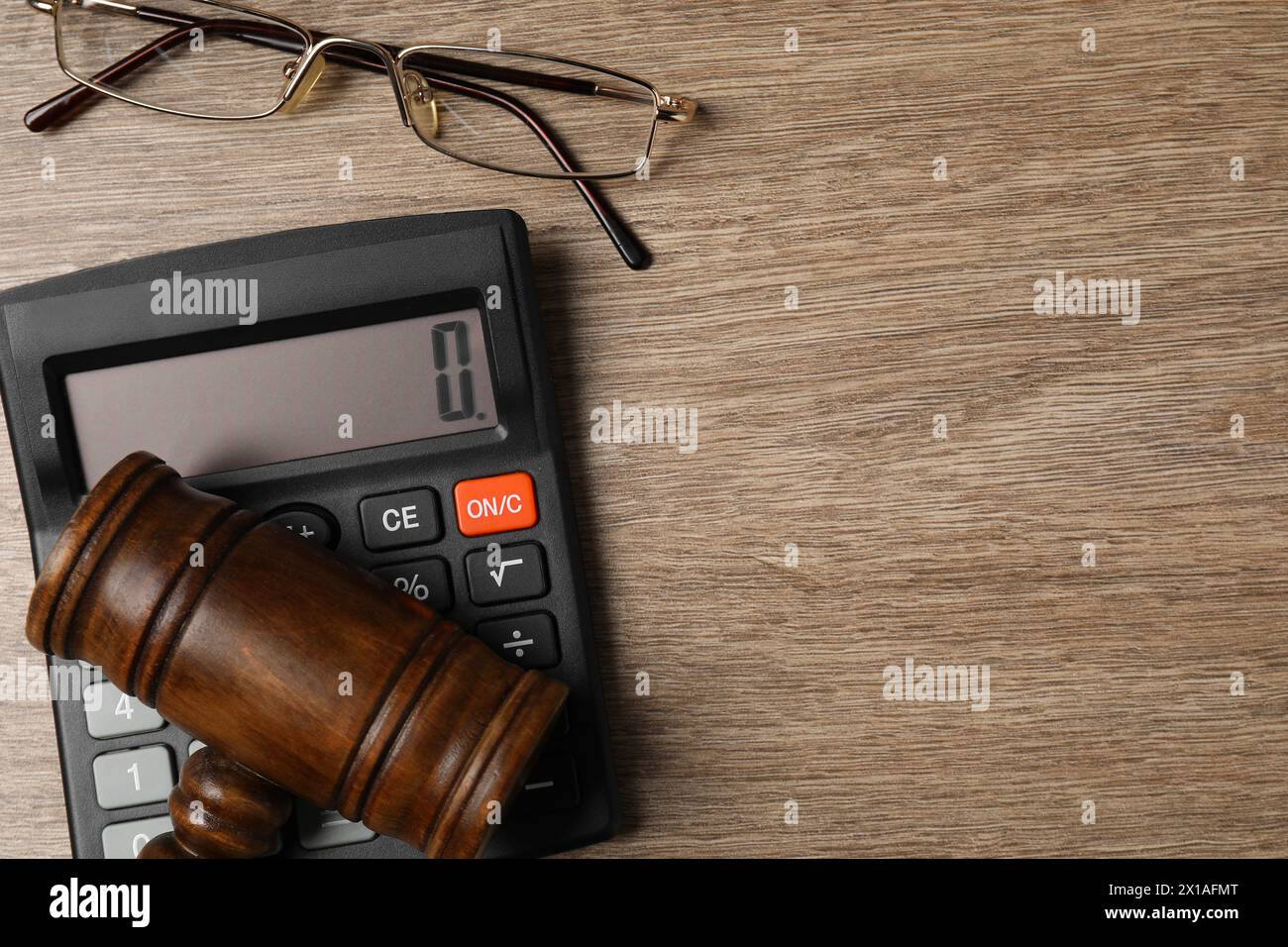 Gesetz. Hammer, Taschenrechner und Gläser auf Holztisch, Draufsicht. Leerzeichen für Text Stockfoto