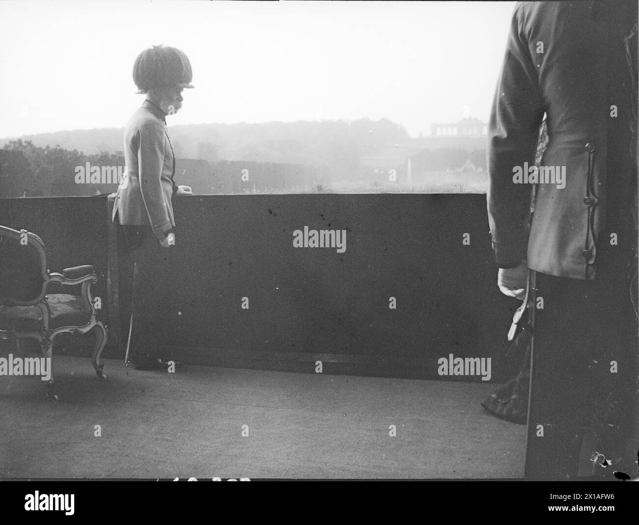 Kinderhuldigung in Schönbrunn, Franz Joseph nimmt auf dem Balkon des Schlosses Schönbrunn die Hommage in der Ozassion seines 60. Jahrestag von Reign Vice., 21.05.1908 - 19080521 PD0059 - Rechteinfo: Rights Managed (RM) Stockfoto