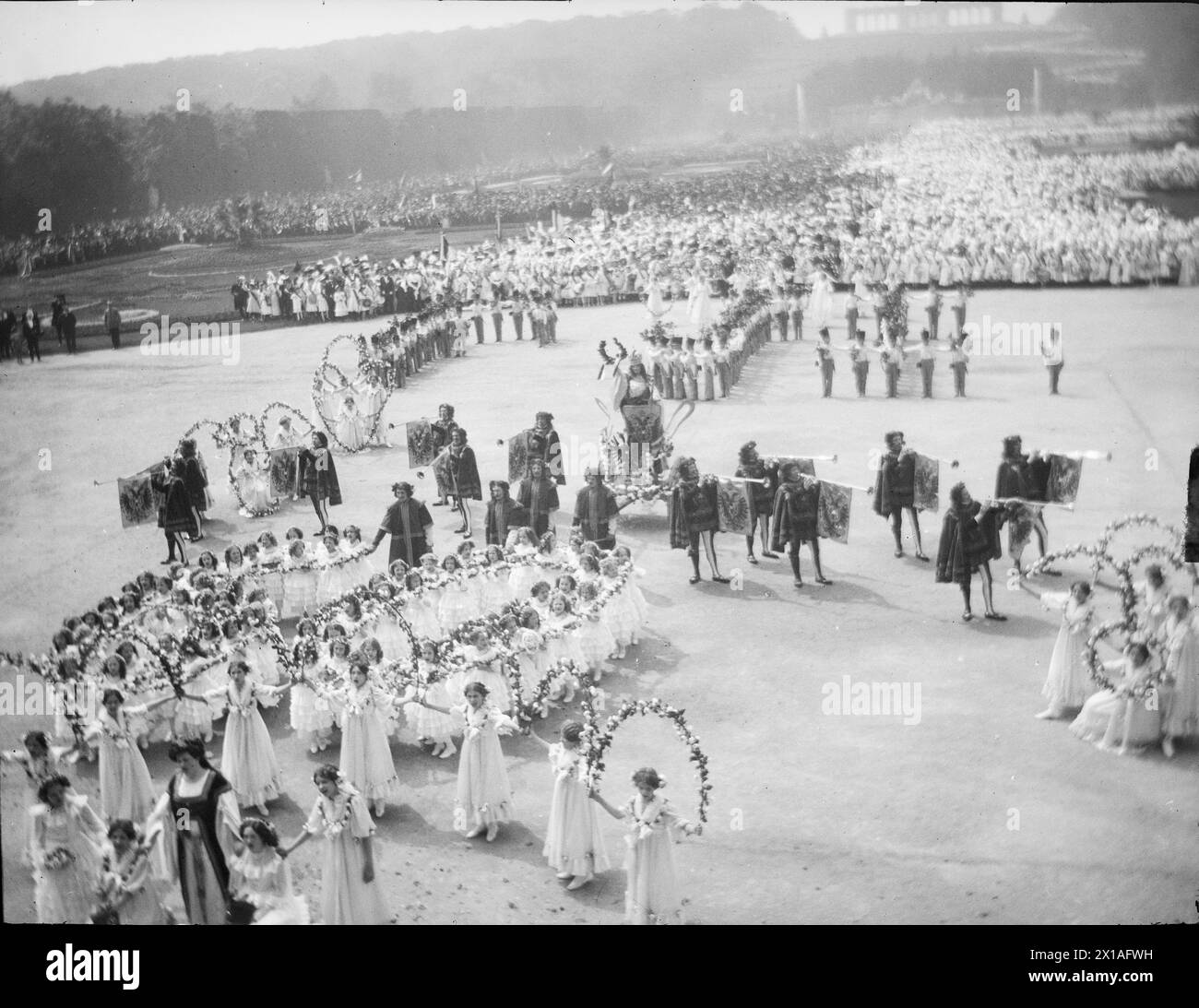 Kinderhuldigung in Schönbrunn, der Schwarm von Kindern, der Kaiser Franz Joseph im Garten des Schlosses Schönbrunn bei der Ozassion seines 60. Jahrestag von Reign., 21.05.1908 - 19080521 PD0061 - Rechteinfo: Rights Managed (RM) Stockfoto