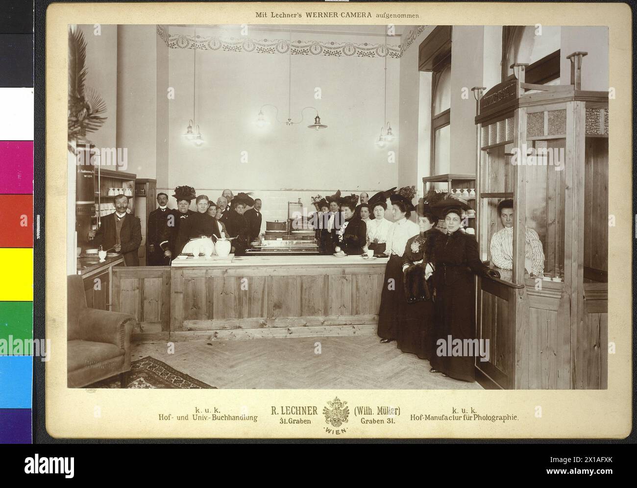 Wien 22, Hirschstetten, Eröffnung der 13. Tee- und Suppenküche in der Aspernstraße 155 (heute Erzherzog-Karl-Straße), Kassen- und Kochraum mit Dame, 15.12.1908 - 19081215 PD0001 - Rechteinfo: Rights Managed (RM) Stockfoto