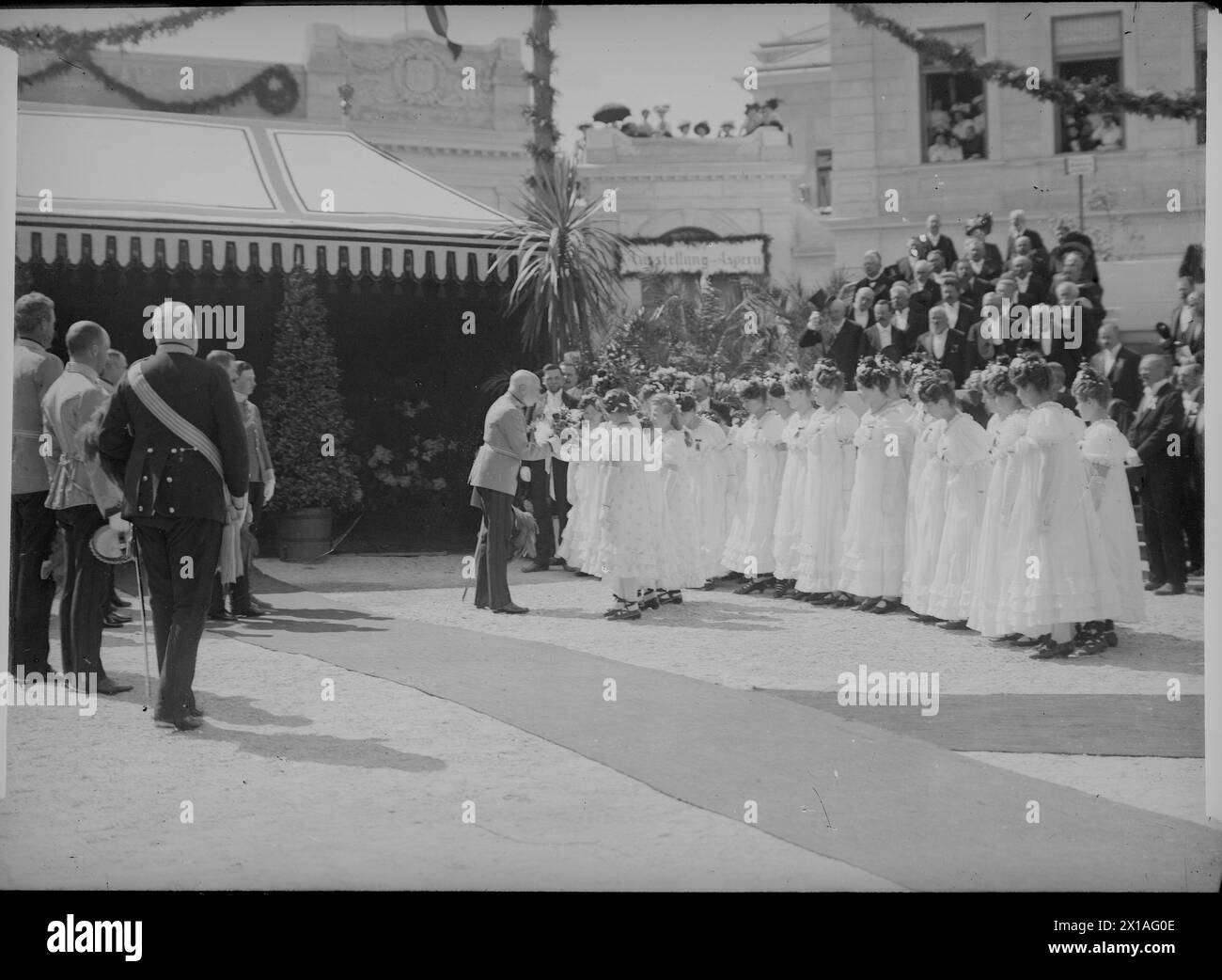 100 Jahre Schlacht bei Aspern, Empfang des Kaisers Franz Joseph I. durch die Ehrenmädchen., 21.05.1909 - 19090521 PD0003 - Rechteinfo: Rights Managed (RM) Stockfoto