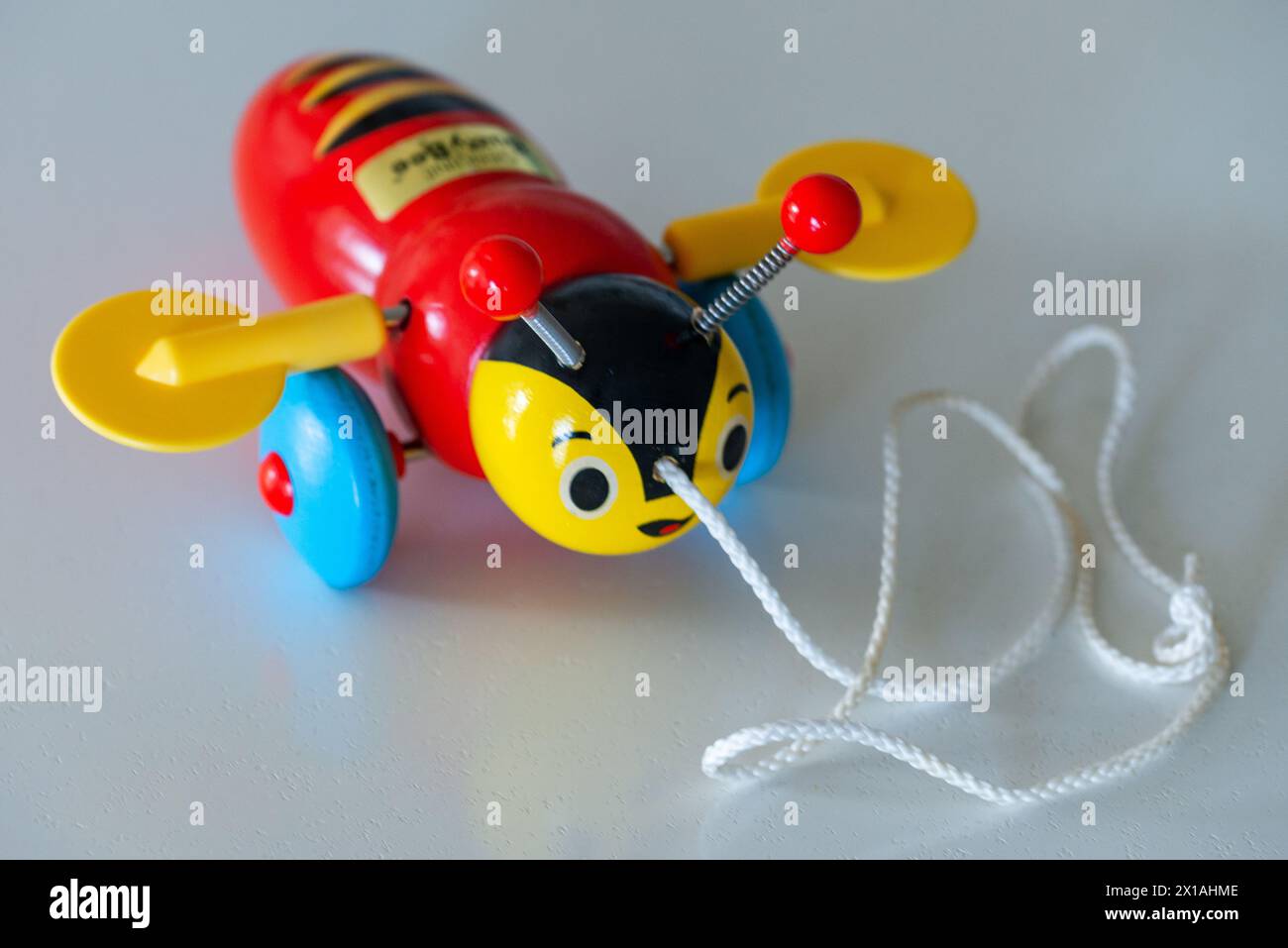 Das NZ Wooden Busy Bee ist ein klassisches Kinderspielzeug für Neuseeland. Stockfoto