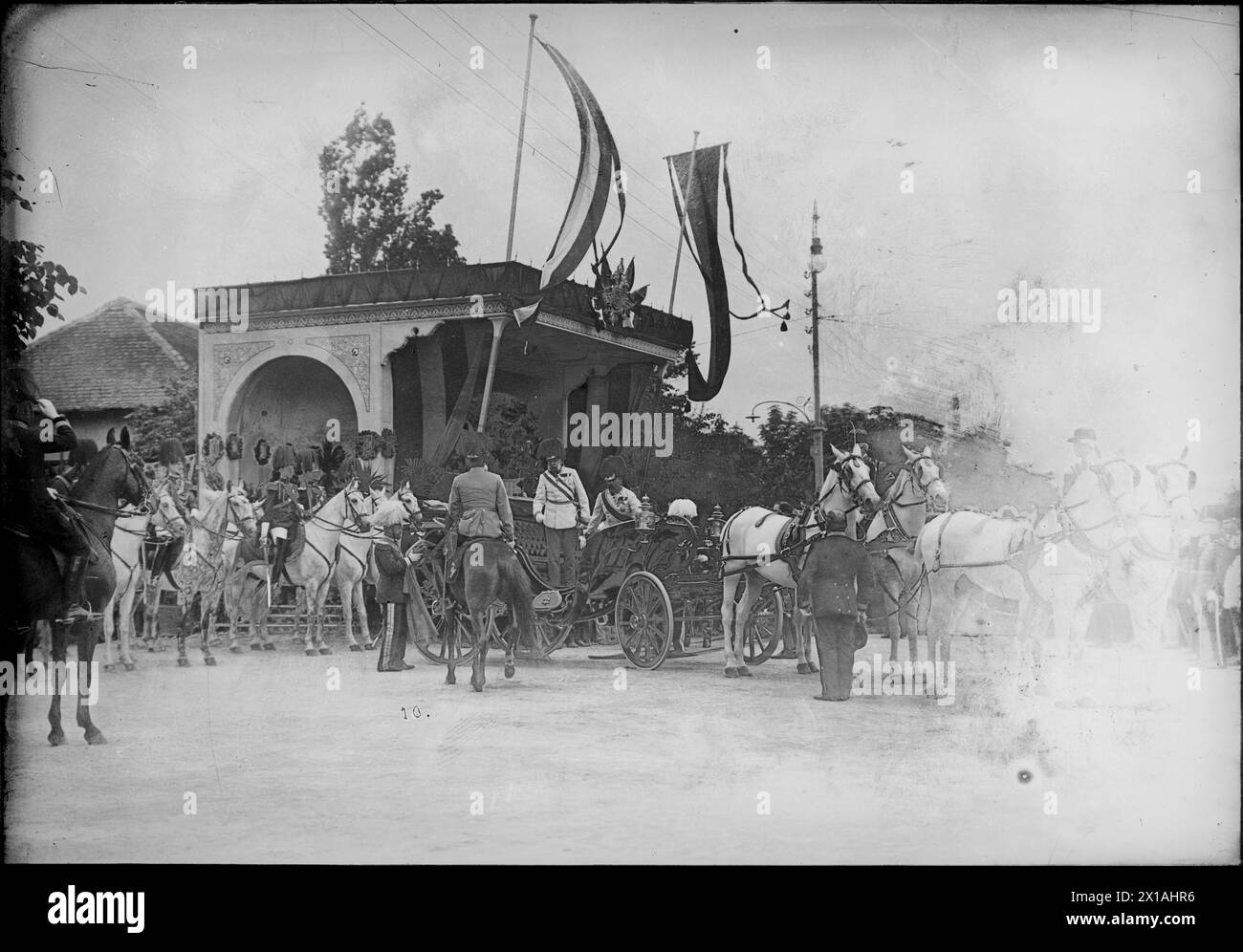 Reise nach Bosnien von Franz Joseph I., Kaiser von Österreich, 1910, Einzug nach Sarajevo: Der Kaiser kletterte auf dem Bahnhof die Staatskutsche, hinter ihm Lokalherrscher Varesanin von Vares, am 30.05.1910. - 19100530 PD0017 - Rechteinfo: Rechte verwaltet (RM) Stockfoto