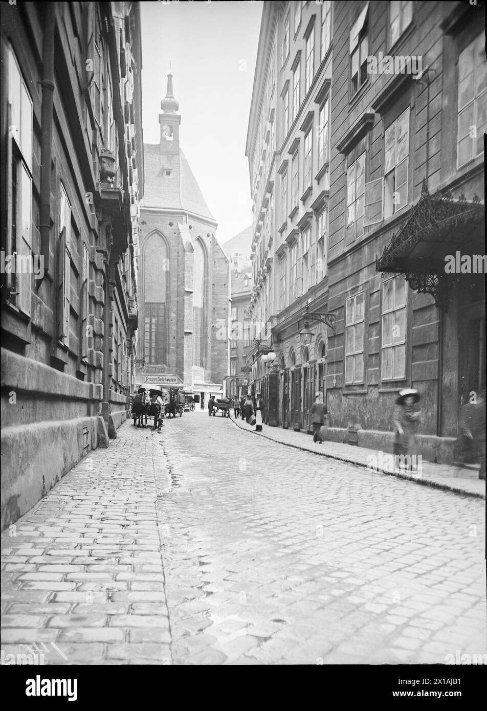 Wien 1, Bezirk, Seitzergasse (Seitzer Alley), die Hausfassade links und rechts wurden abgerissen und 1911–1914 durch neues Haus ersetzt. Im hinteren Teil des Chors der ehemaligen Karmeliterkirche, 22.06.1911 - 19110622 PD0013 - Rechteinfo: Rights Managed (RM) Stockfoto