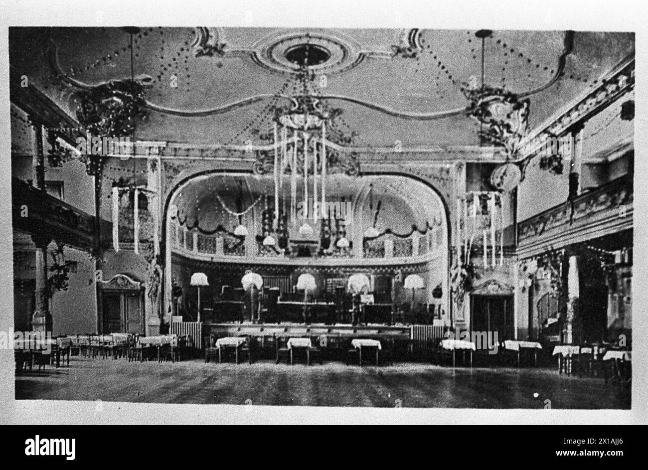 Tivoli Freiberg 08.03.1997, Freiberg, das Konzert- und Ballhaus Tivoli Freiberg feiert sein 95 jähriges Bestehen. 1902 kaufte Max Richard Frohberg das Tivoli für 180000 Reichsmark. Am 19.11.1969 treten hier die Puhdys zum ersten Mal auf. Hier beginnt ihr Aufstieg zur Kult-Pop Band. Historische Ansicht *** Tivoli Freiberg 08 03 1997, Freiberg, der Konzertsaal und Ballsaal Tivoli Freiberg feiert sein 95-jähriges Bestehen 1902 kaufte Max Richard Frohberg das Tivoli für 180000 Reichsmark am 19. 11 1969 traten die Puhdys hier erstmals auf und beginnen ihren Aufstieg zum Kultpopband-Status Hi Stockfoto