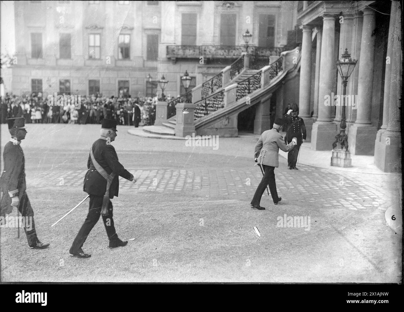 Rückkehr Kaiser Franz Joseph von Ischl ins Schloss Schönbrunn, Franz Joseph bettelt sich gegenseitig zur Begrüßung im Schloss., 08.09.1913 - 19130908 PD0006 - Rechteinfo: Rechte verwaltet (RM) Stockfoto