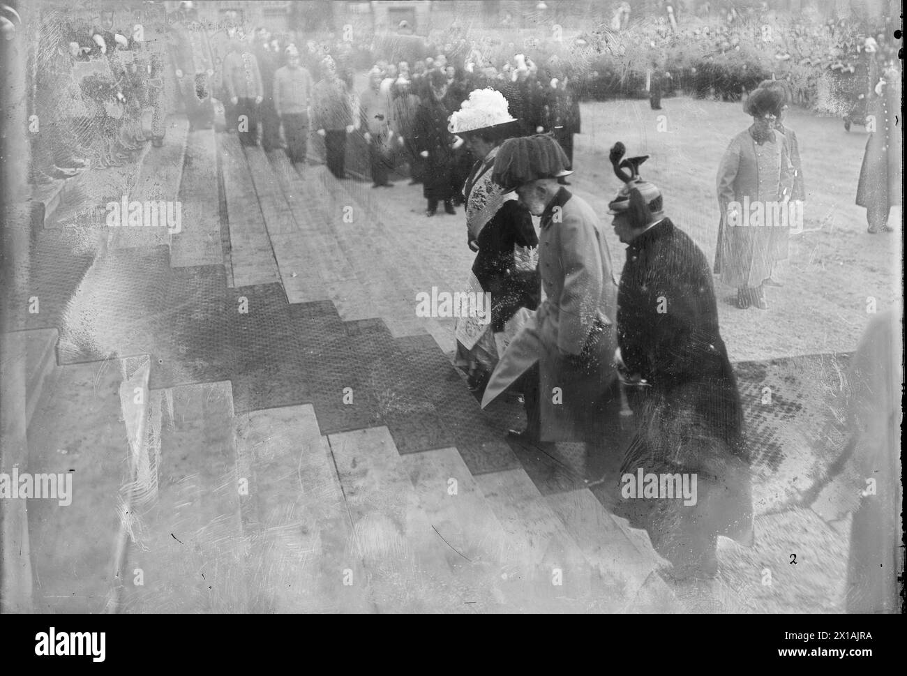 Eröffnung der Kaiserkirche, der Franz-von-Assisi-Kirche in Wien, Franz Joseph in Begleitung von Prinz Carlos Clary und erzherzogin Marie Therese der Stagger up., 02.11.1913 - 19131102 PD0008 - Rechteinfo: Rechte verwaltet (RM) Stockfoto